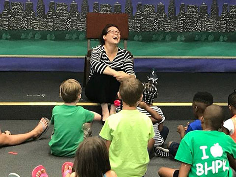 Tracy Sue Walker storytelling at the library.